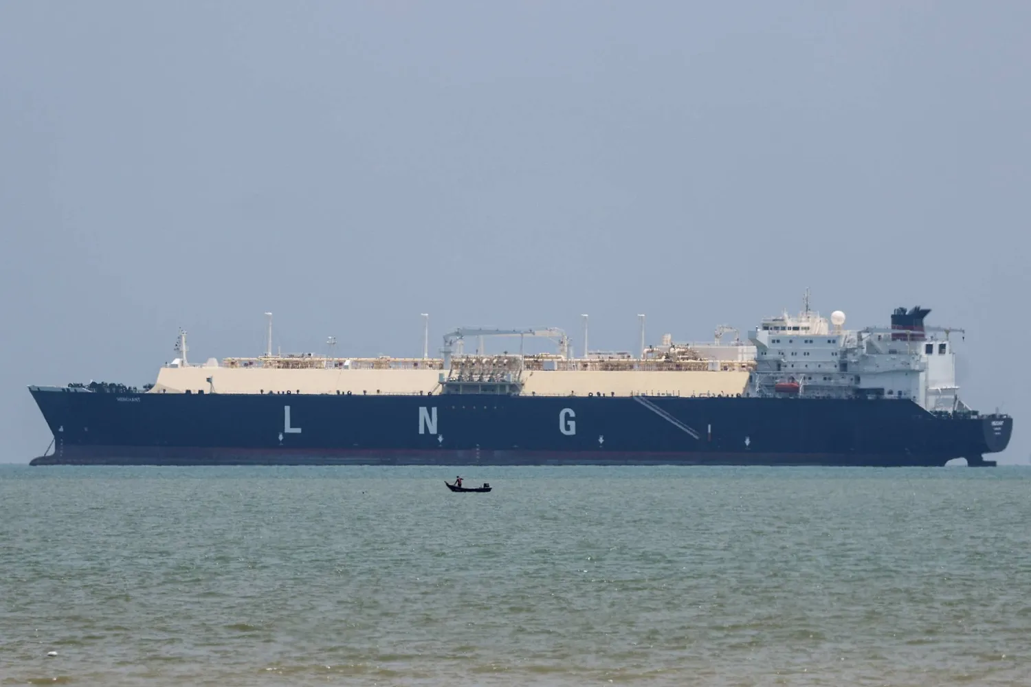 إندونيسيا تنهي الجدل: لا رسوم على مضيق ملقا