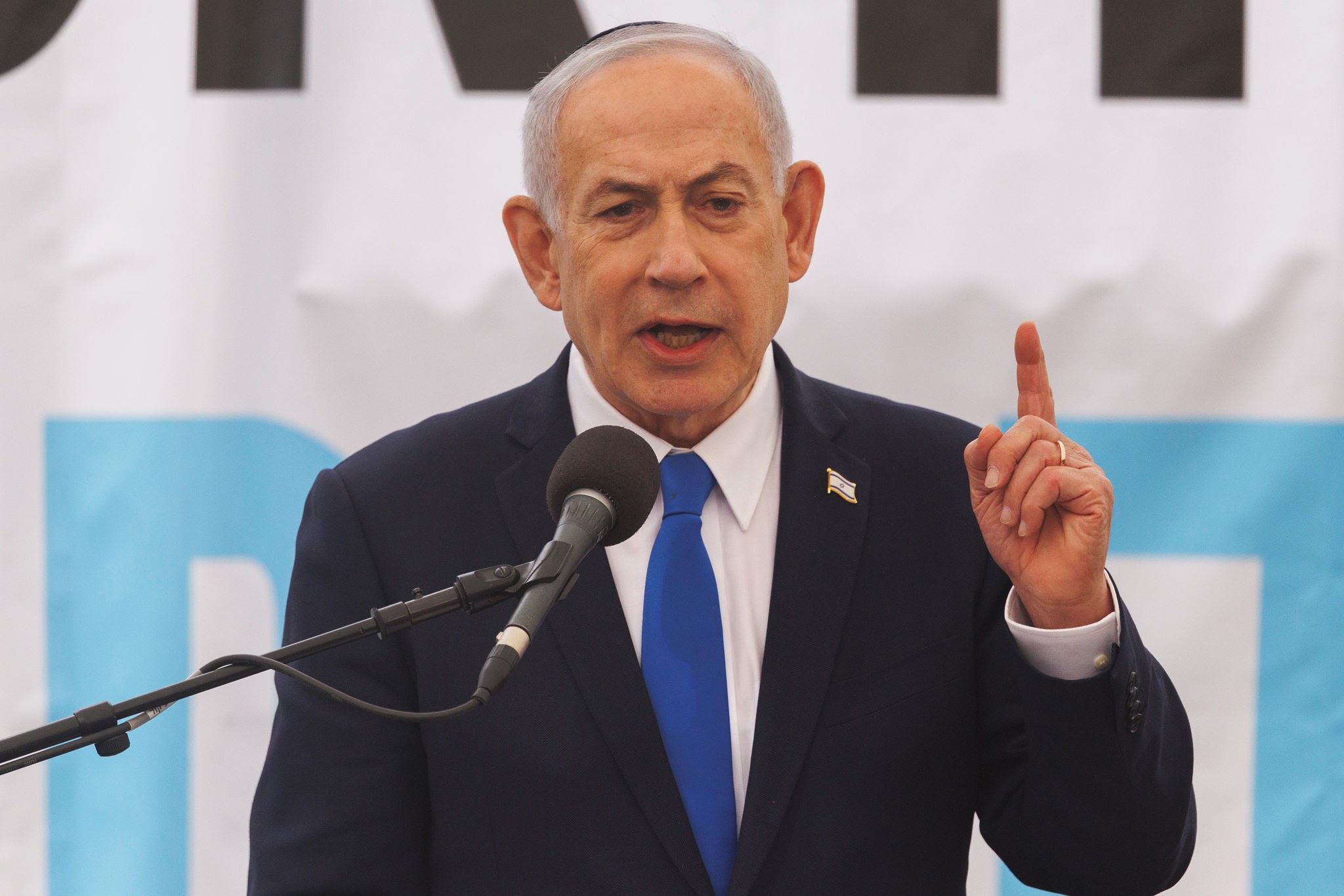 نتنياهو يأمر الجيش الإسرائيلي بأن يهاجم بقوة أهدافا لحزب الله في لبنان