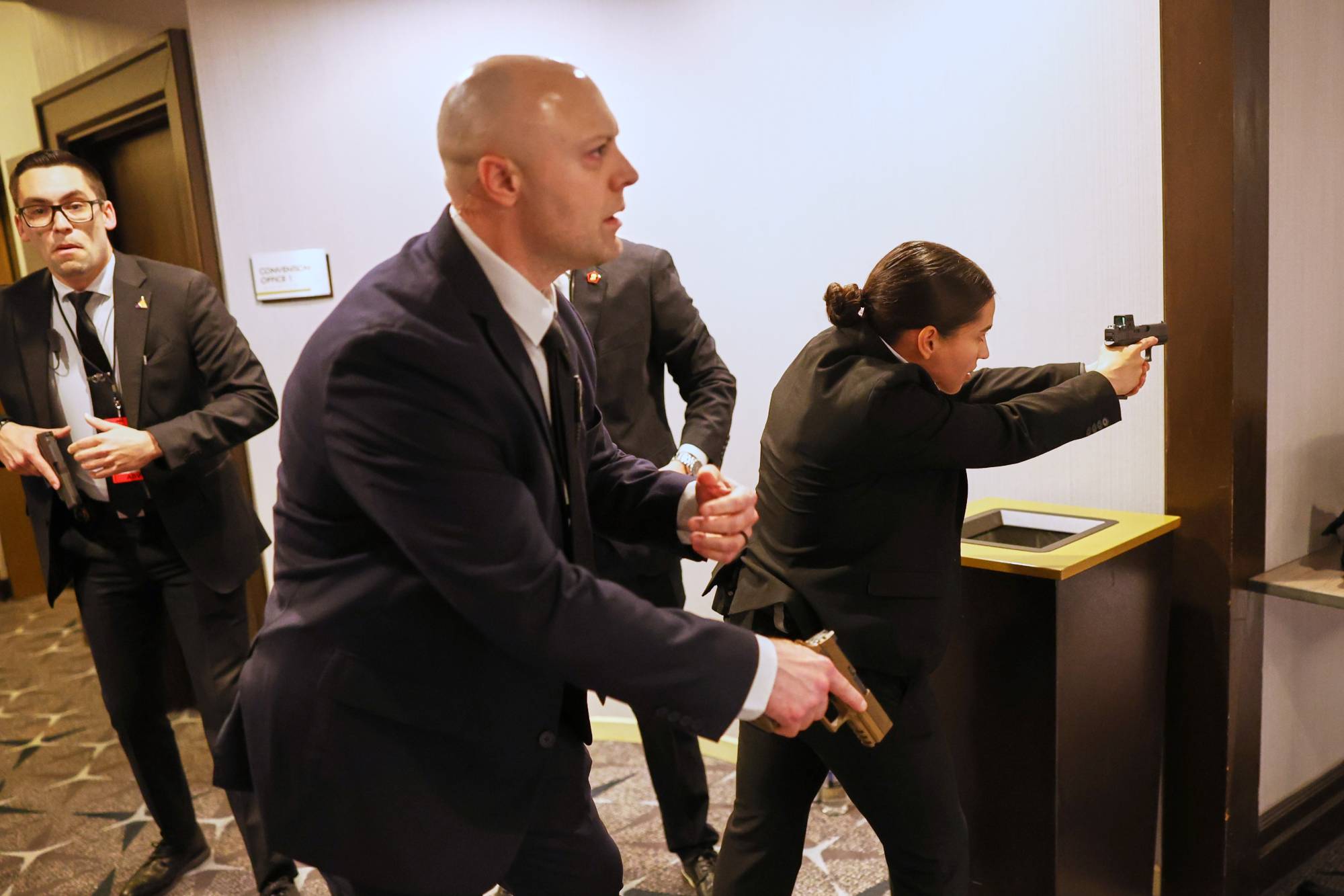 إجلاء ترامب بعد إطلاق نار في حفل عشاء مراسلي البيت الأبيض