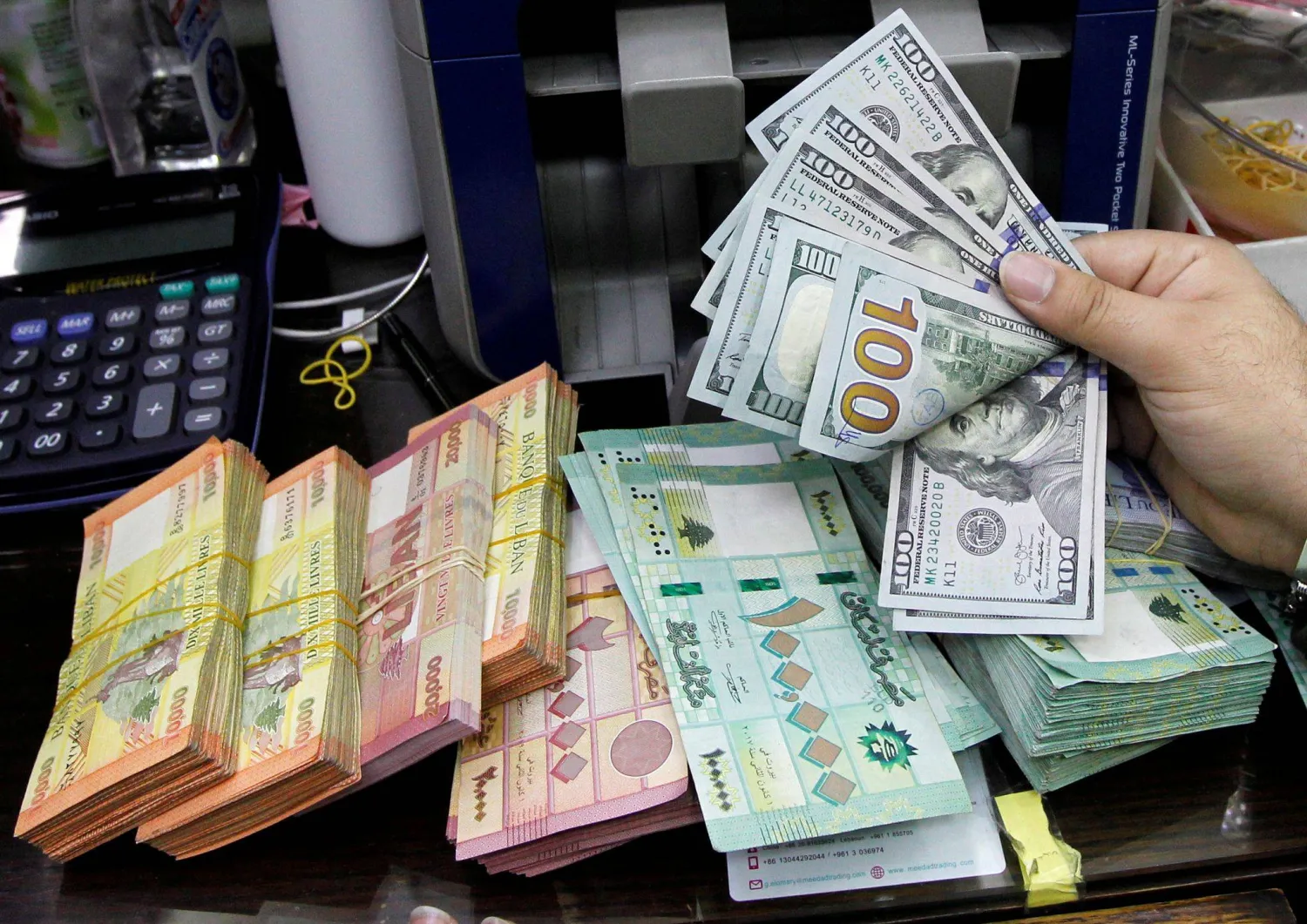 لبنان يواجه تحديات إدارة السيولة النقدية بالدولار