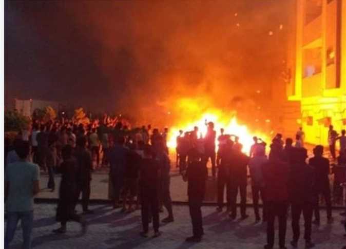 ليبيا.. محتجون يضرمون النار في جزء من مبنى رئاسة الوزراء بطرابلس