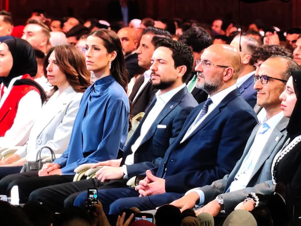 ولي العهد ترافقه الأميرة رجوة يصلان إلى مقر انعقاد منتدى تواصل 2026