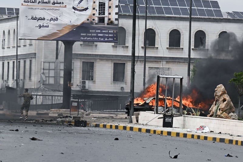 قتيل و18مصابا بعبوة ناسفة بمركبة استهدفت مركز إدارة التسليح بدمشق