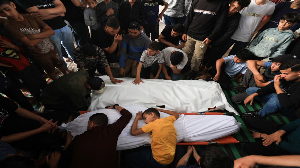 ثلاثة قتلى و17 إصابة بقصف مروحي في خان يونس وغربي غزة