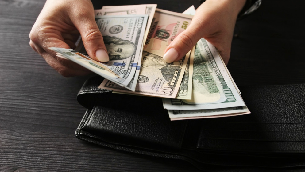 الدولار يتراجع وسط حديث عن اتفاق بين أميركا وإيران