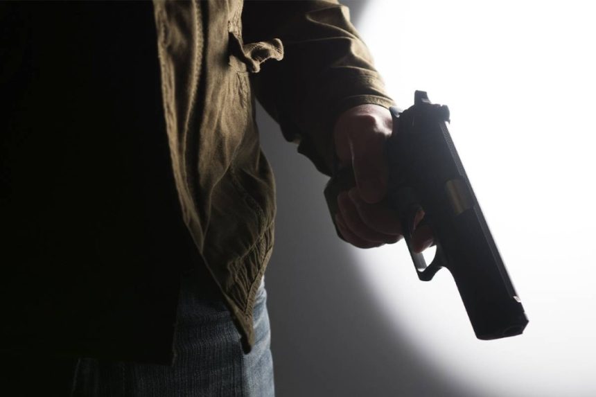 طبيب جراح اطلق النار على شخص في نادٍ ليلي 