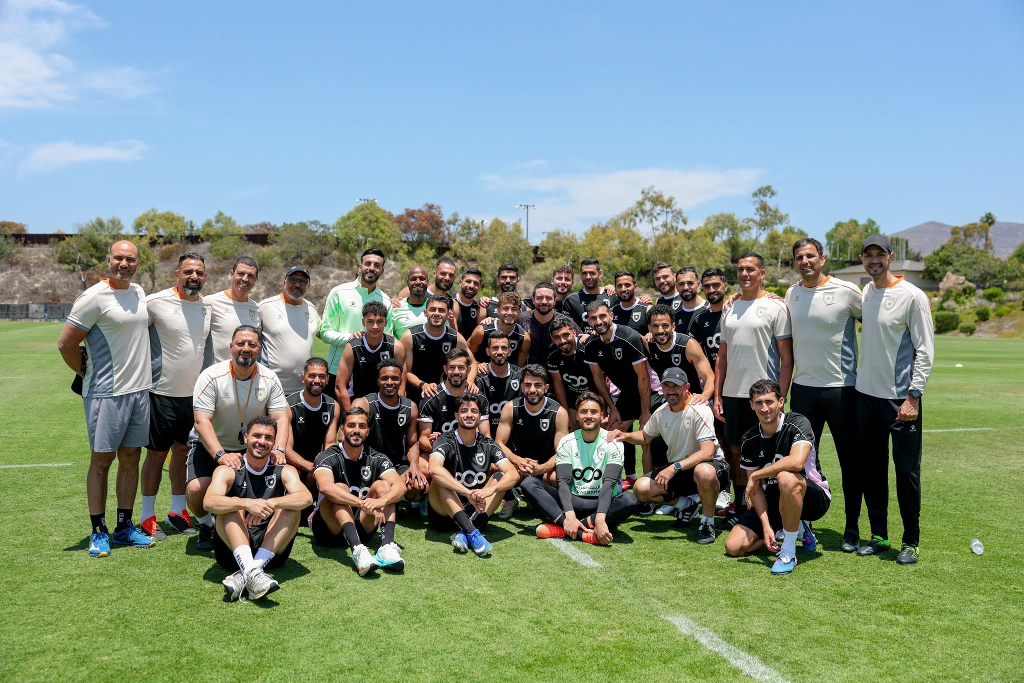 ولي العهد يتفقد تدريبات المنتخب الوطني بمدينة سان دييغو الأميركية
