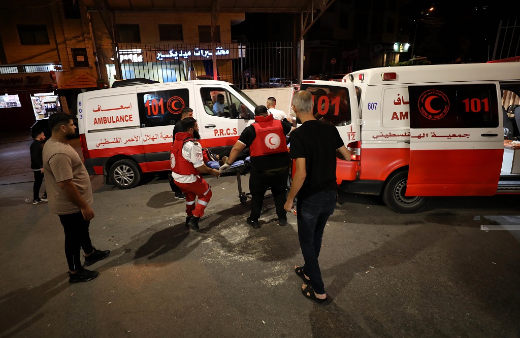شهيدان أحدهما طفل وإصابة شابين برصاص الاحتلال ومستوطنين في الخليل