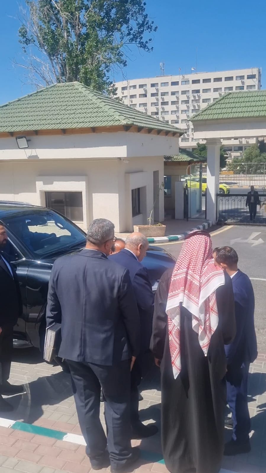 القاضي يستقبل مراجعين امام مجلس النواب ويقضي حاجتهم