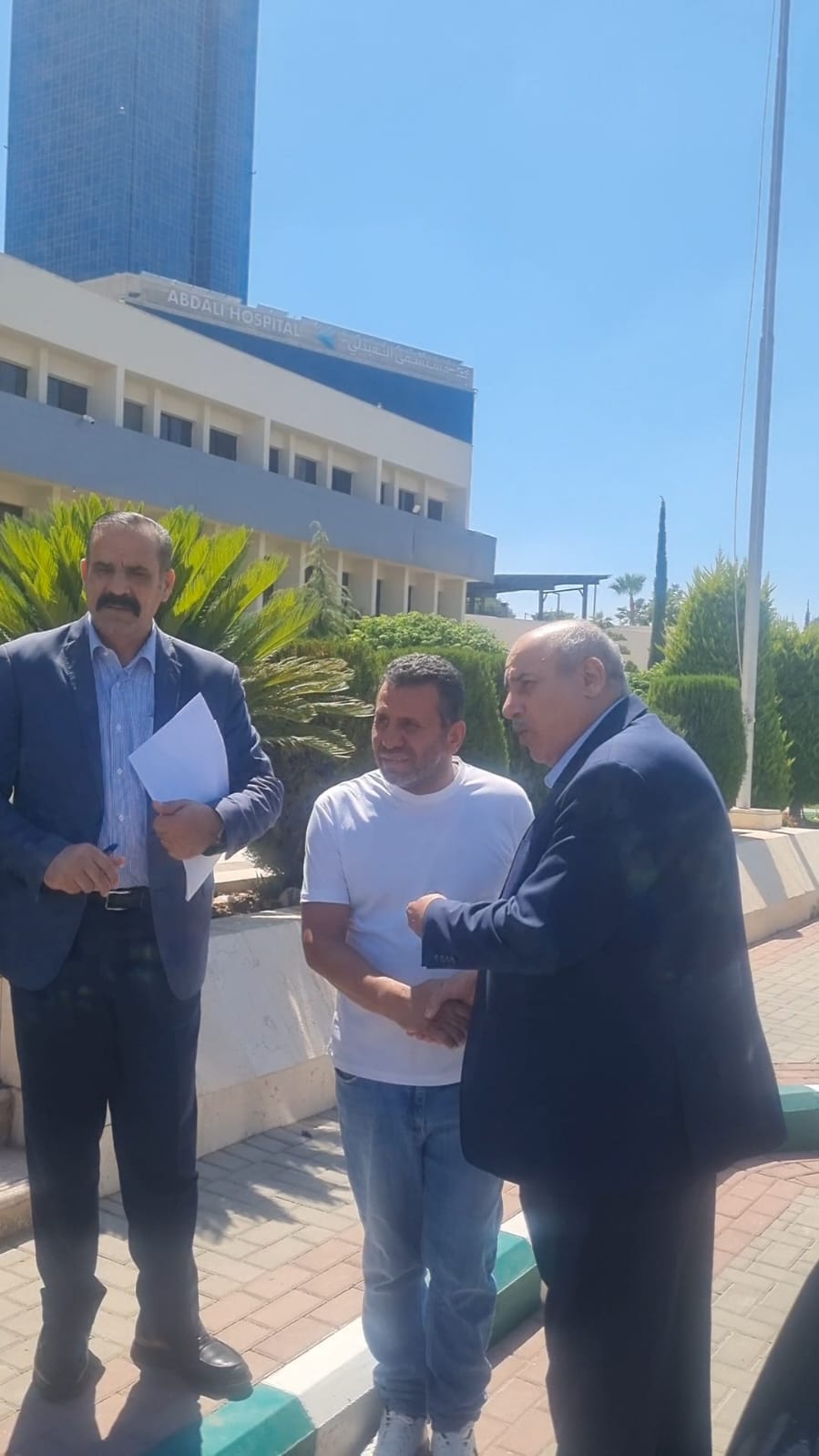 القاضي يستقبل مراجعين امام مجلس النواب ويقضي حاجتهم