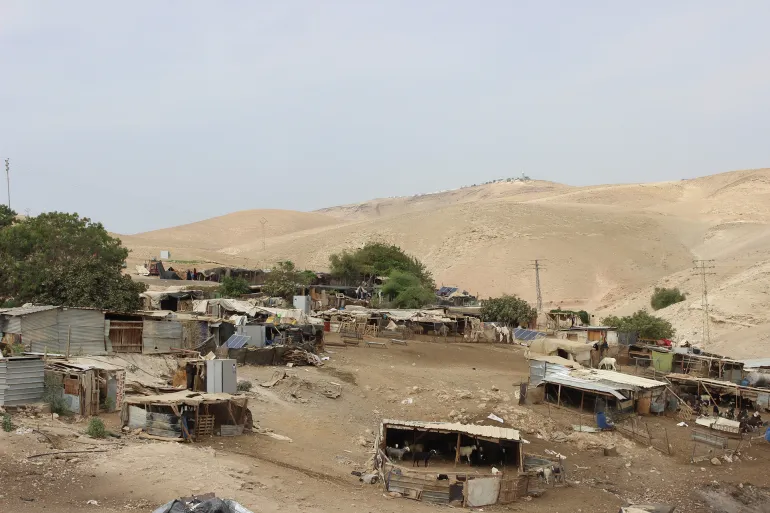 مستوطنون يقيمون بؤرة جديدة قرب تجمع بدوي محاذٍ للخان الأحمر شرقي القدس