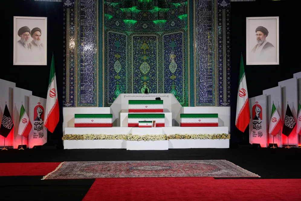 إيران تبعث رسالة تحدي إلى ترامب عبر جنازة مهيبة لعلي خامنئي