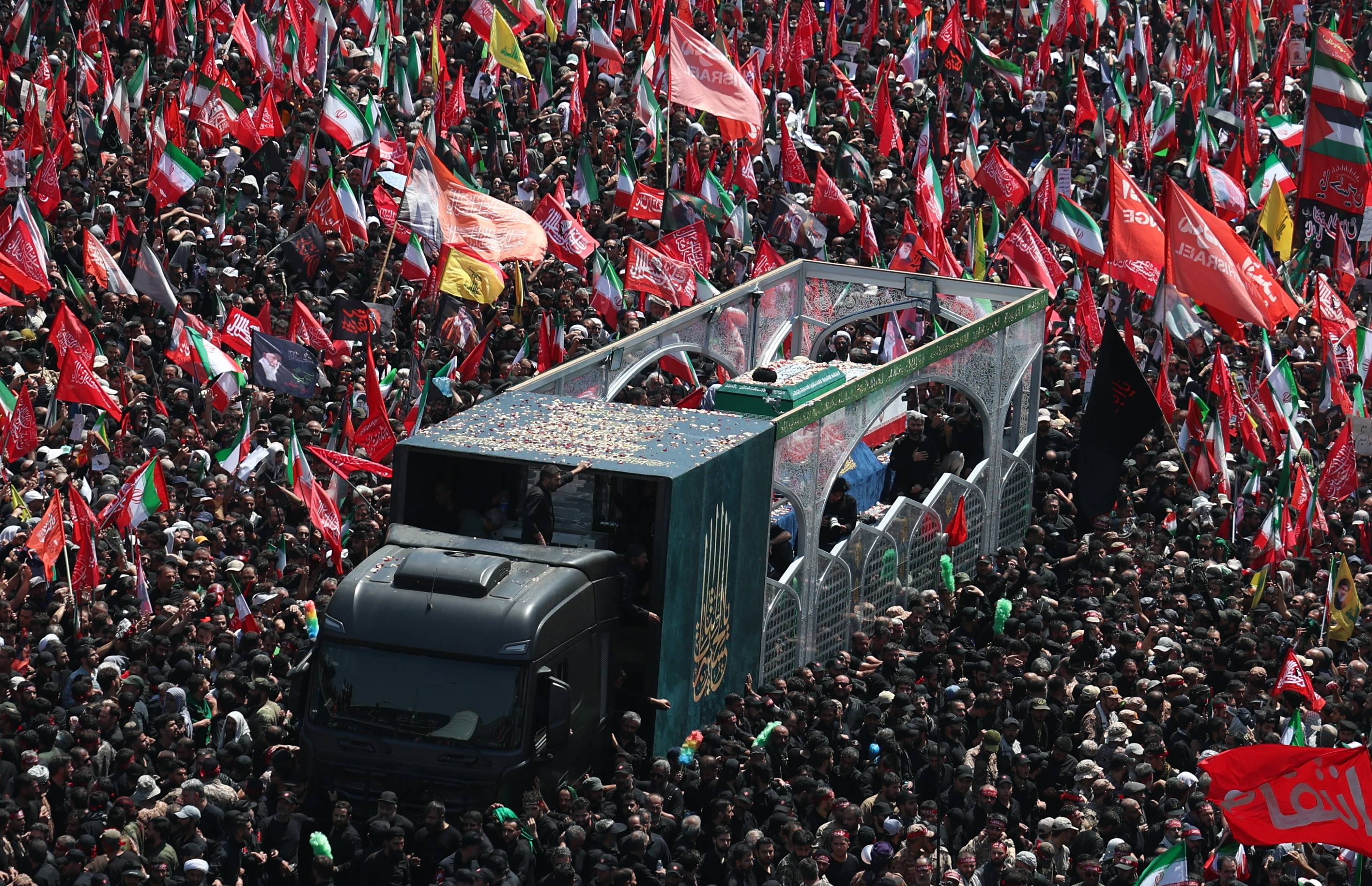 حشود غفيرة تشارك في وداع خامنئي في مدينة قم
