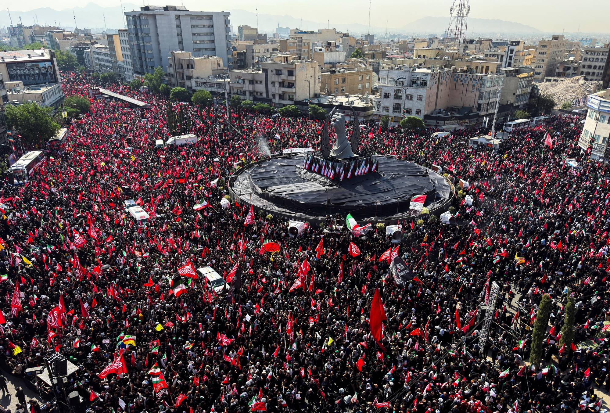 حشود غفيرة تشارك في وداع خامنئي في مدينة قم