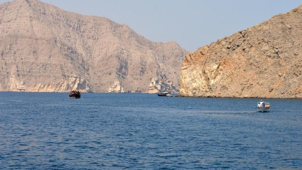 إيران تغلق مضيق هرمز وسط تصعيد عسكري وجهود دولية لتأمين الملاحة