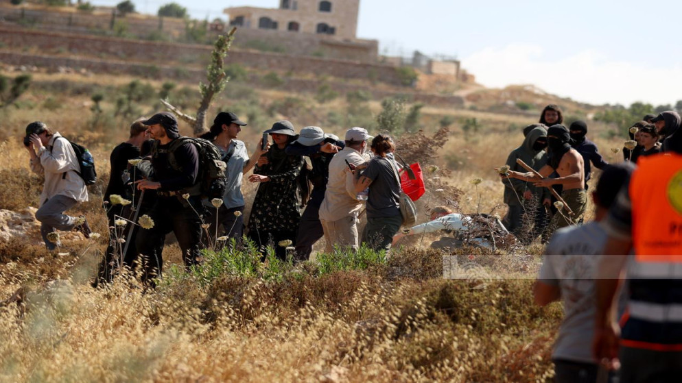 مستوطنون يدمرون بيوتا بلاستيكية لمواطنين جنوبي نابلس