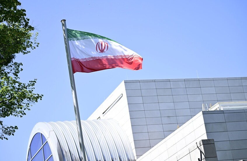 إيران: مضيق هرمز خط أحمر ونحذر من استهداف البنية التحتية