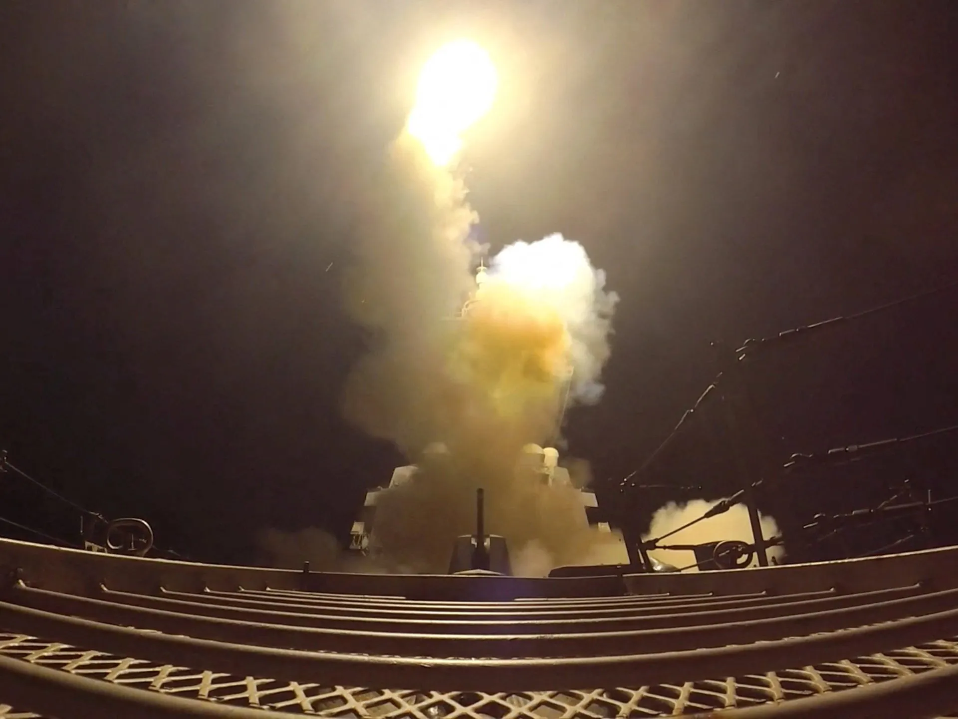 تصعيد للهجمات الأميركية على إيران وطهران توسّع دائرة الرد