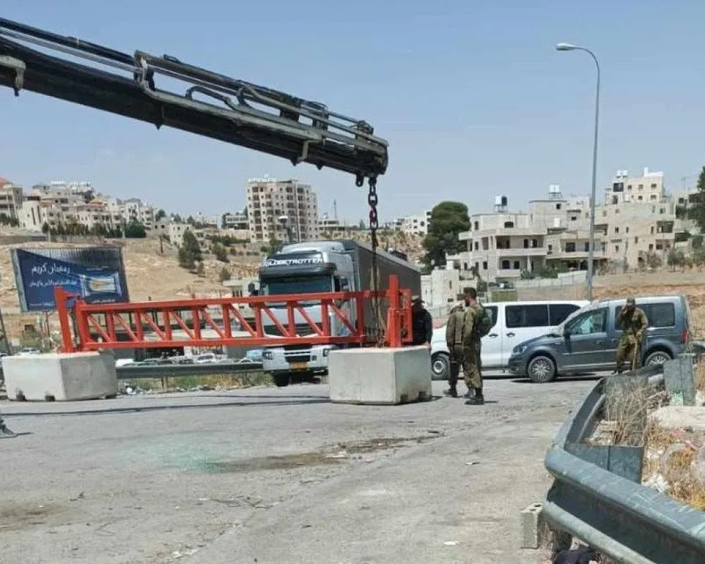 الاحتلال يضع مكعبات إسمنتية تمهيدا لتركيب بوابة عسكرية شمال غربي القدس