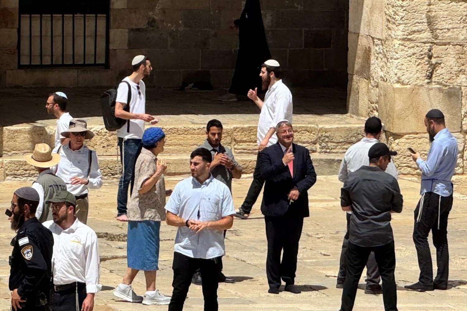تزامنا مع ما يسمى ذكرى خراب الهيكل مئات المستوطنين برئاسة بن غفير يقتحمون الأقصى