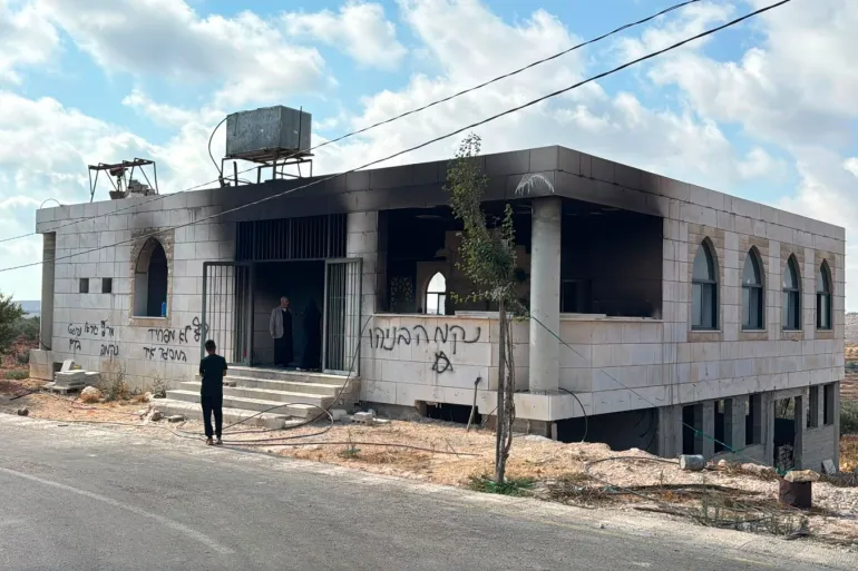 مستوطنون يحرقون مسجدا قيد الإنشاء في قصرة جنوبي نابلس