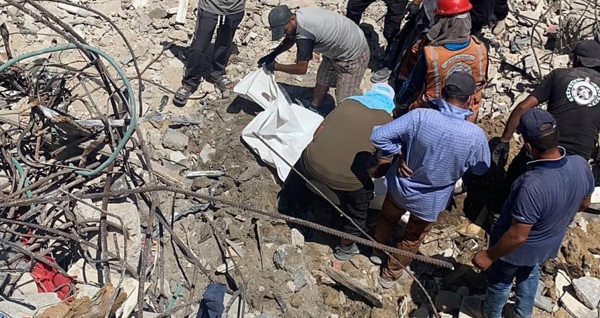 انتشال رفات 112 شهيدا من تحت أنقاض منازل مدمرة في حي الصبرة بغزة