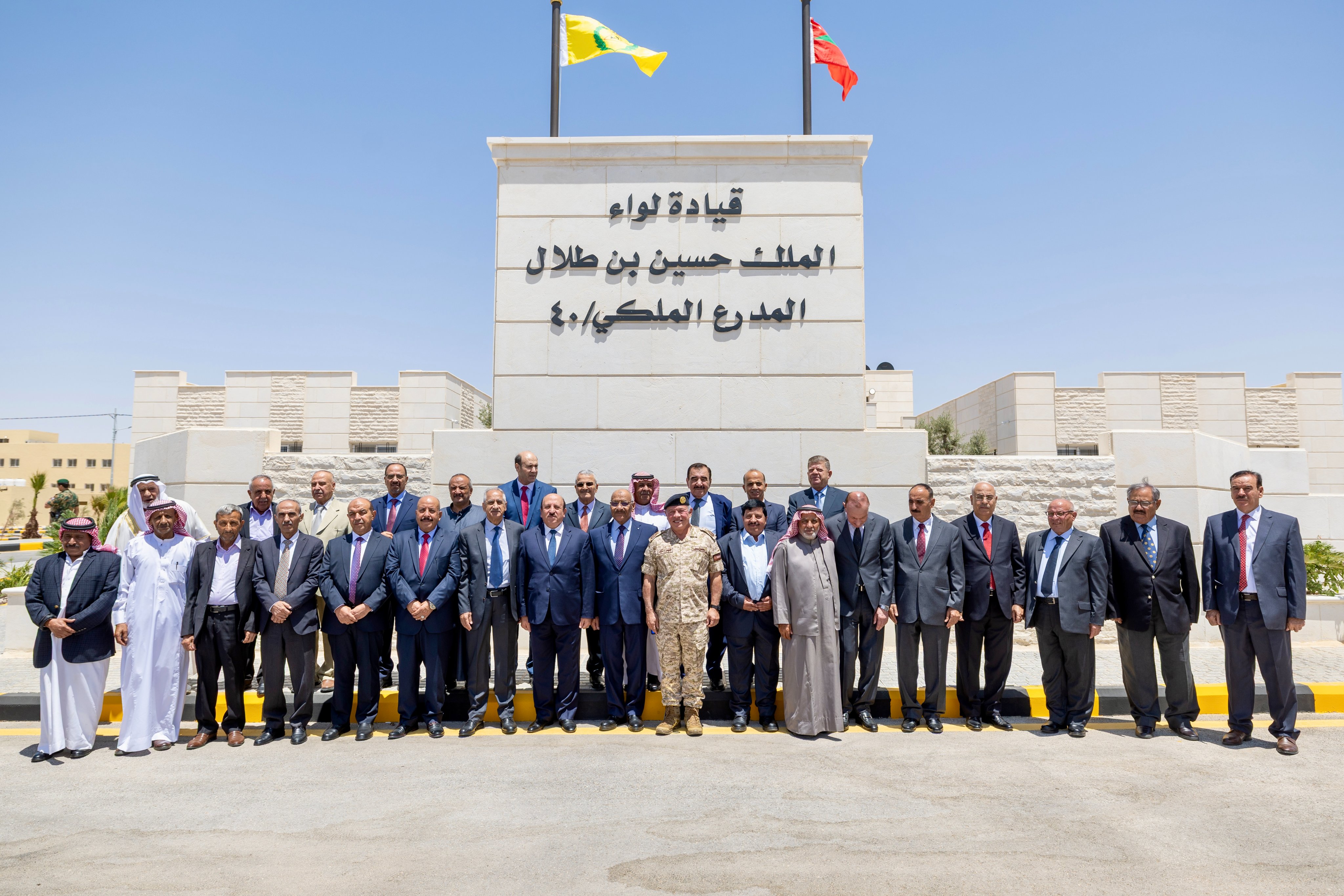 الملك يلتقي مجموعة من رفاق السلاح المتقاعدين خلال زيارته لواء الملك الحسين المدرع