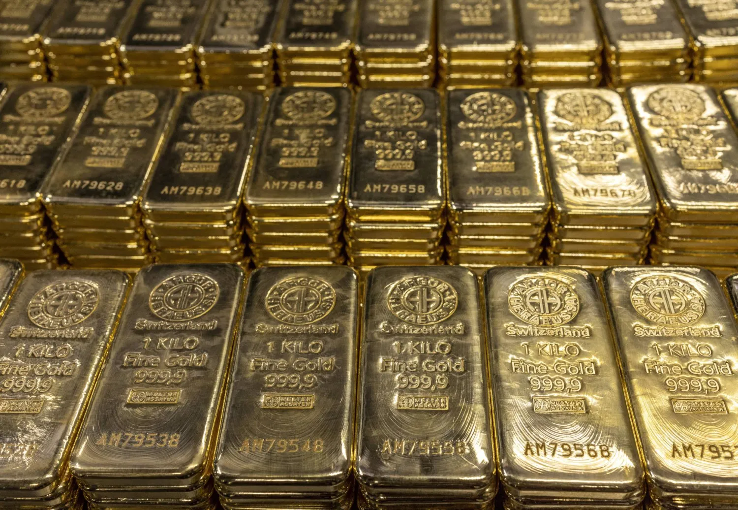 الذهب يواصل مكاسبه ويبلغ أعلى مستوياته في سبعة أسابيع بدعم من تراجع الدولار
