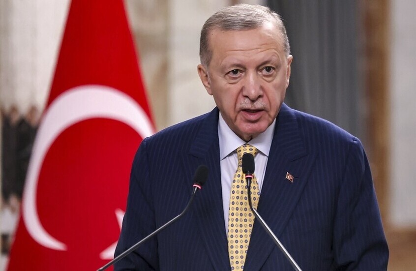 أردوغان يصل جدة للمشاركة في قمة ثلاثية وتوقيع اتفاق دفاعي مشترك