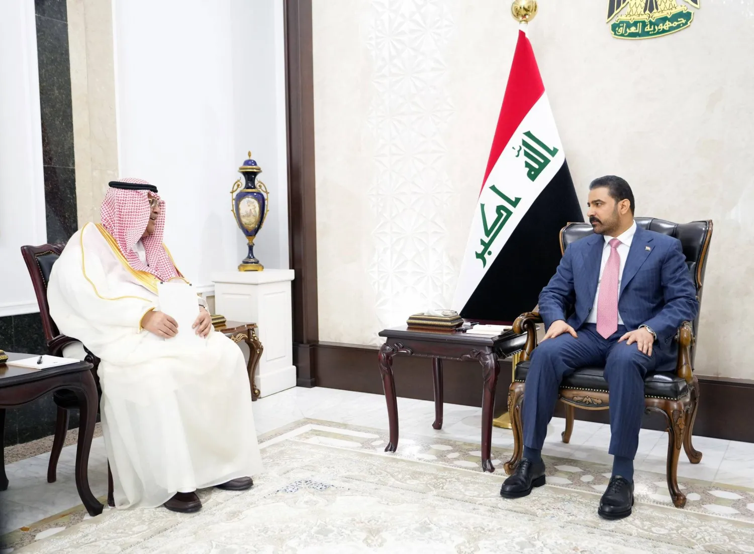 الزيدي ورئيس الاستخبارات السعودية يبحثان تعزيز التعاون الأمني والتنسيق الإقليمي