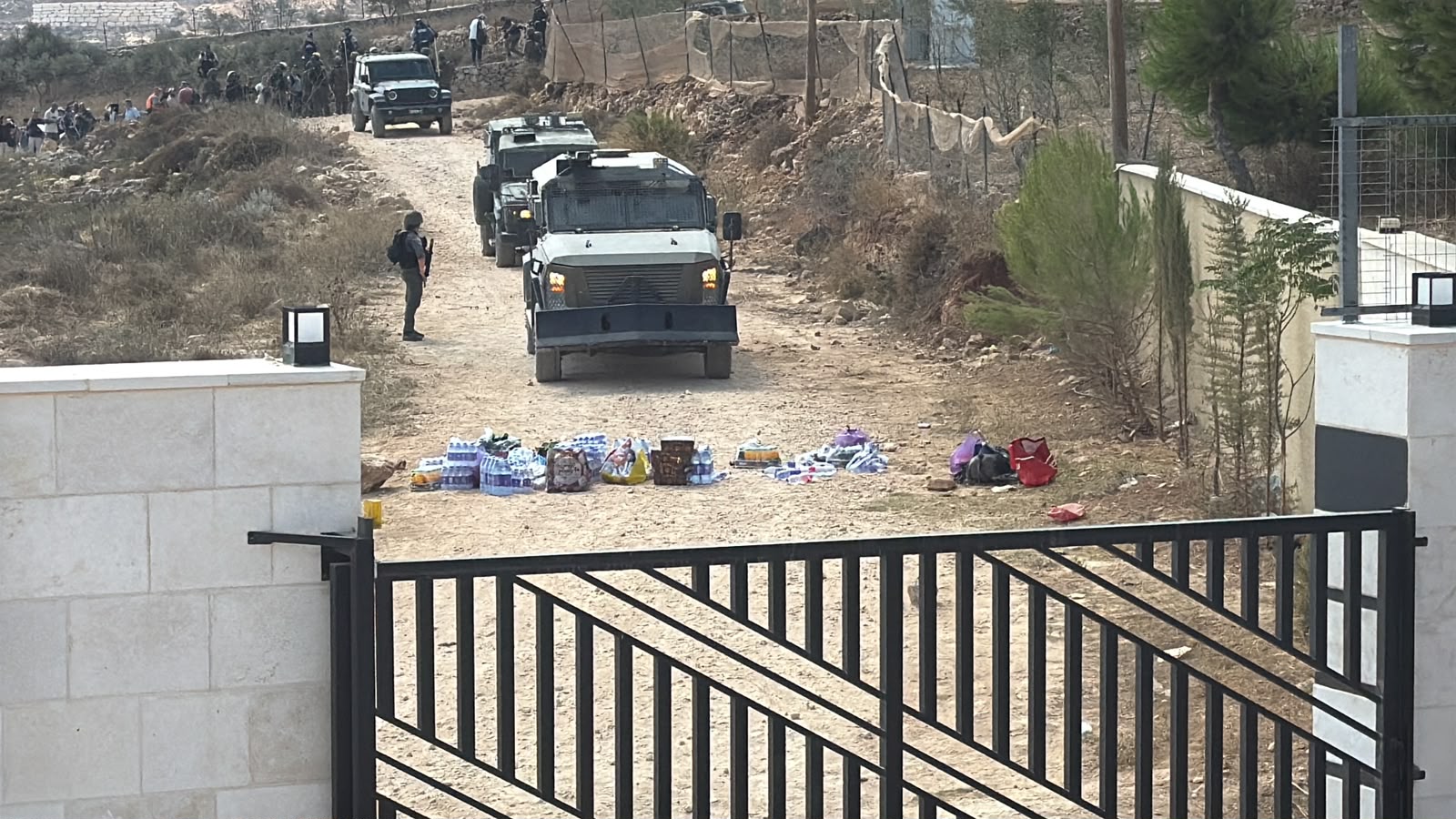 الاحتلال يمنع متضامنين من الوصول إلى عائلات محاصرة جنوب نابلس