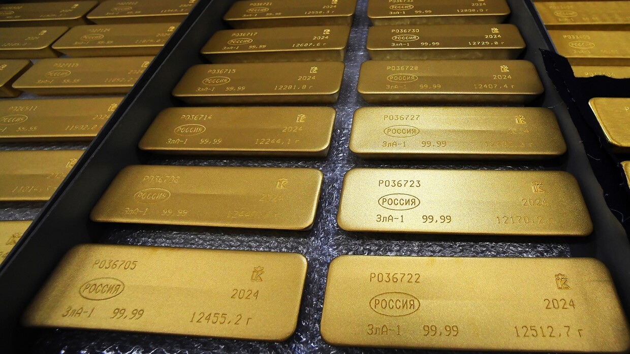 الذهب يرتفع بدعم من تراجع الدولار وانحسار توقعات رفع الفائدة الأميركية
