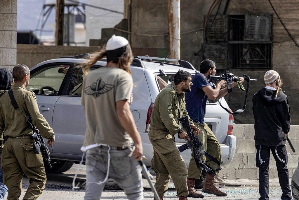 مستوطنون يهاجمون منازل فلسطينيين في قرية تل جنوب غربي نابلس
