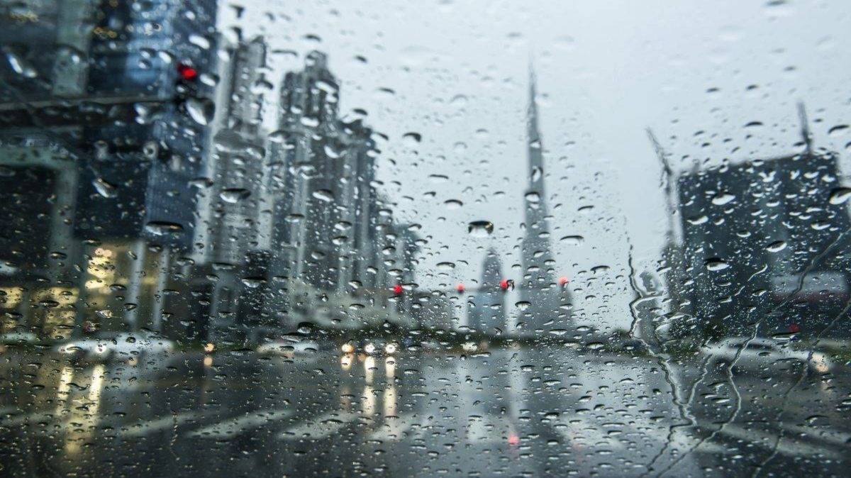 الإمارات: طقس غائم جزئياً مع فرص أمطار شرقاً وجنوباً غداً