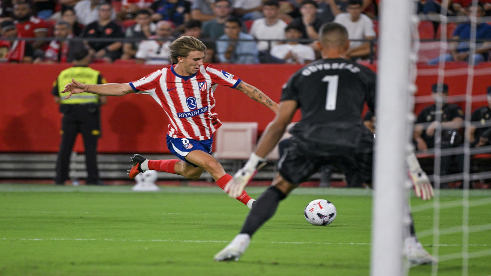 أتلتيكو مدريد يتصدر الدوري الإسباني بثلاثية في شباك إشبيلية