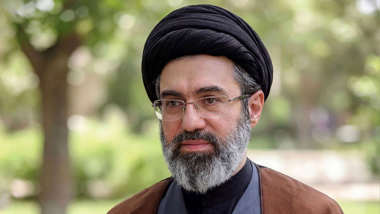 مجتبى خامنئي يدعو إلى وحدة الدول الإسلامية في مواجهة أميركا وإسرائيل