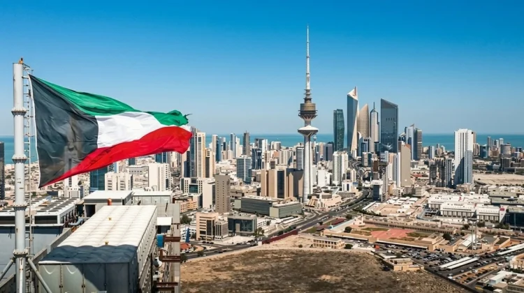 الكويت تعلن السيطرة على حريق بمجمع سكني بعد استهدافه بمسيرة إيرانية