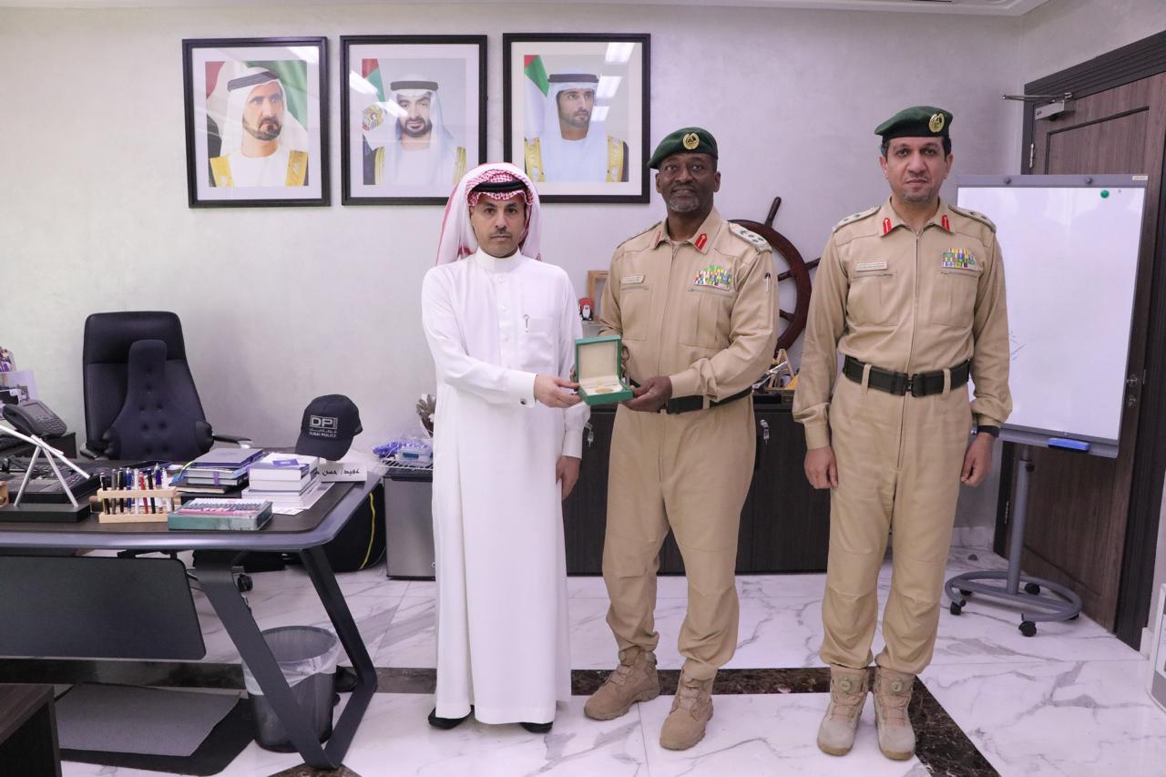 شرطة دبي تكرّم مواطناً سعودياً لشجاعته في إنقاذ شخص من الغرق