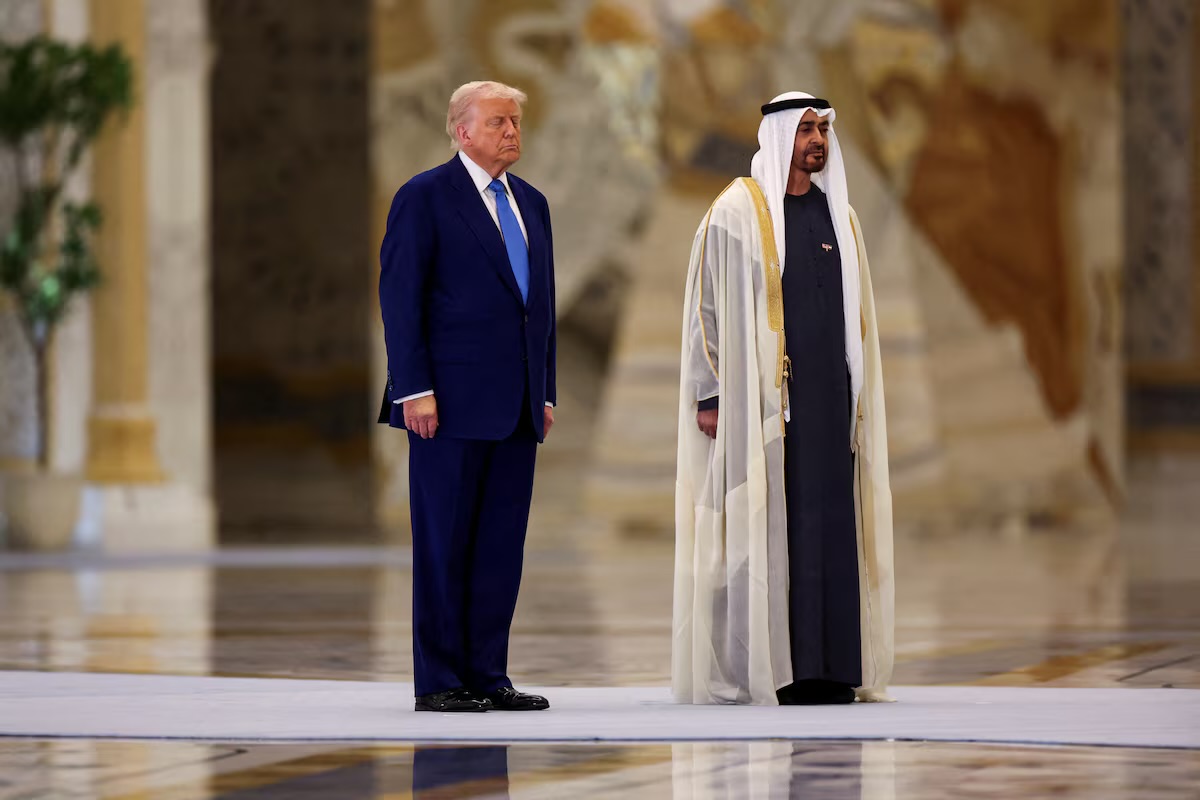 محمد بن زايد وترامب يبحثان هاتفياً تطورات الشرق الأوسط