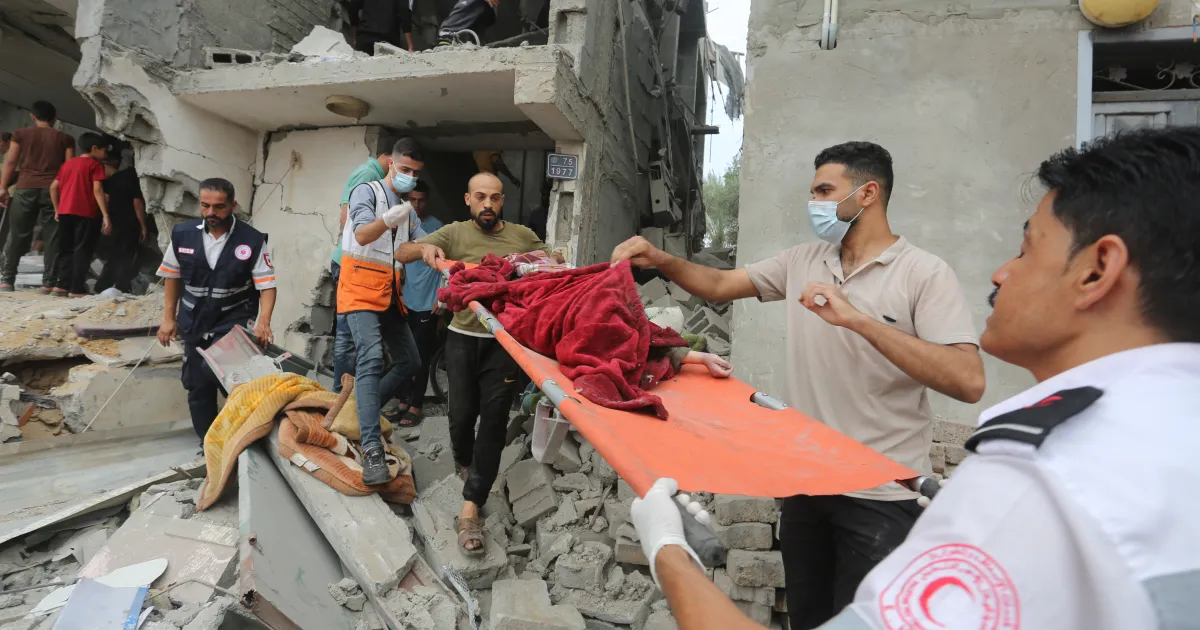 انتشال رفات 55 شهيداً من تحت أنقاض منزل دُمّر في غزة