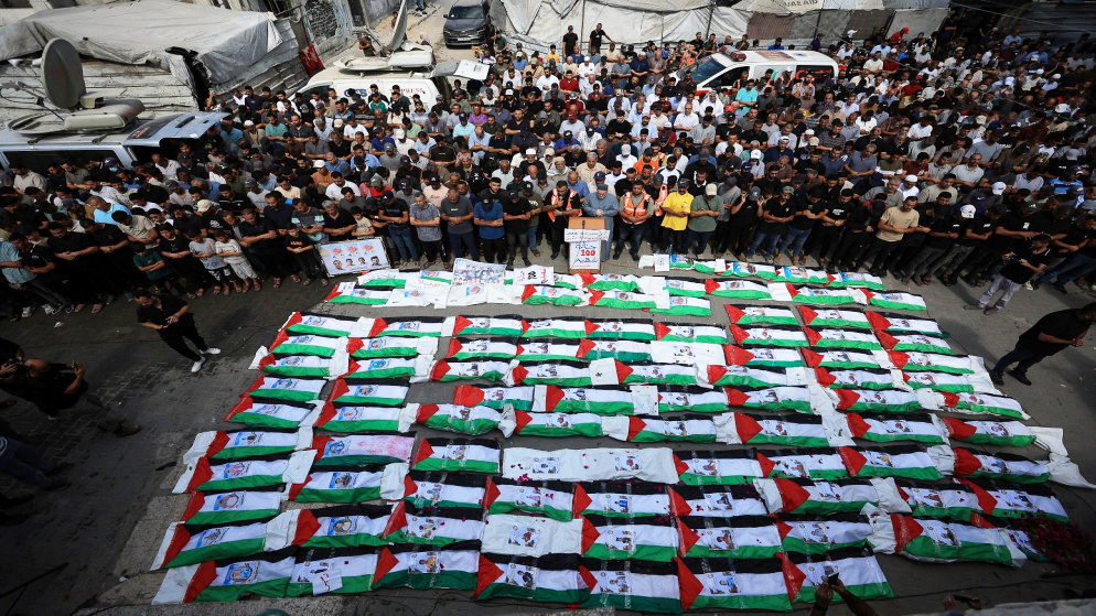 تشييع نحو 100 فلسطيني بعد انتشال جثامينهم من تحت أنقاض منازل بغزة