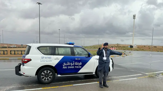 شرطة أبوظبي تحذر السائقين من تداعيات الأجواء الماطرة
