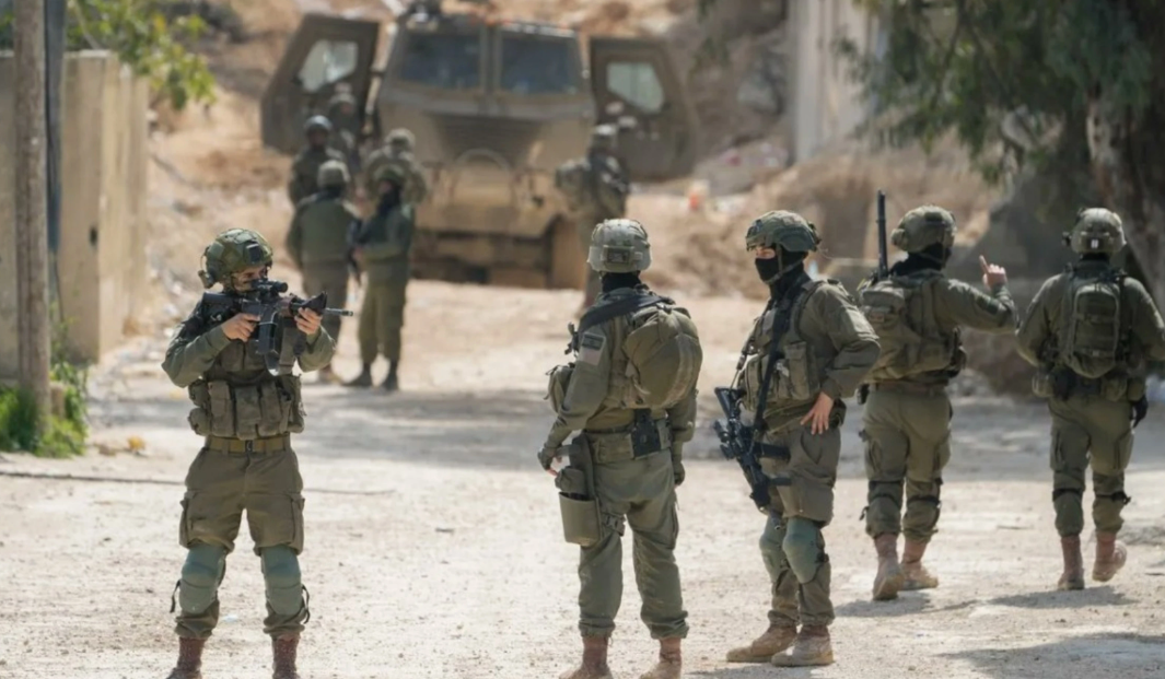 الاحتلال يقتحم عناتا ومخيم شعفاط ويغلق المداخل ويعتقل فلسطينيين