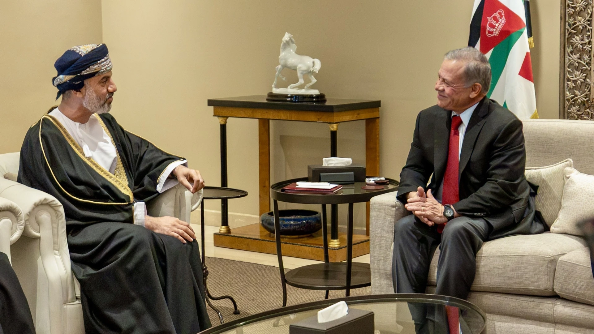 الملك عبدالله الثاني يبحث مع رئيس مجلس الشورى العُماني خفض التصعيد وتعزيز العلاقات