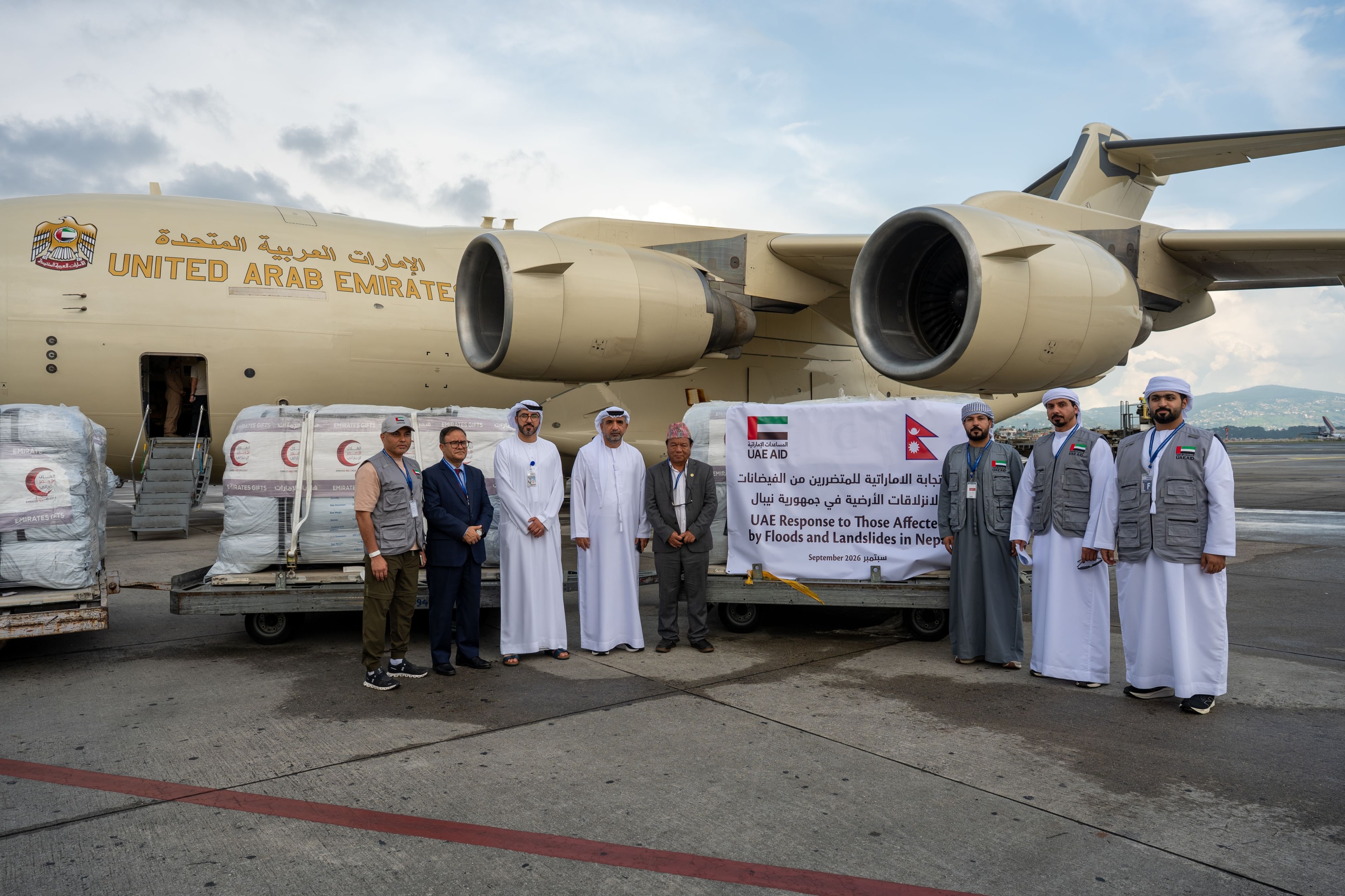 الإمارات تعزز جسرها الجوي الإغاثي إلى نيبال بـ186 طناً من المساعدات