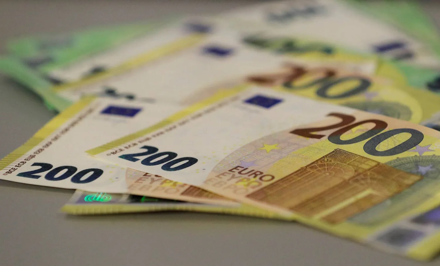 ارتفاع أسعار الطاقة يضغط على السندات العالمية ويهدد بموجة بيع جديدة لليورو