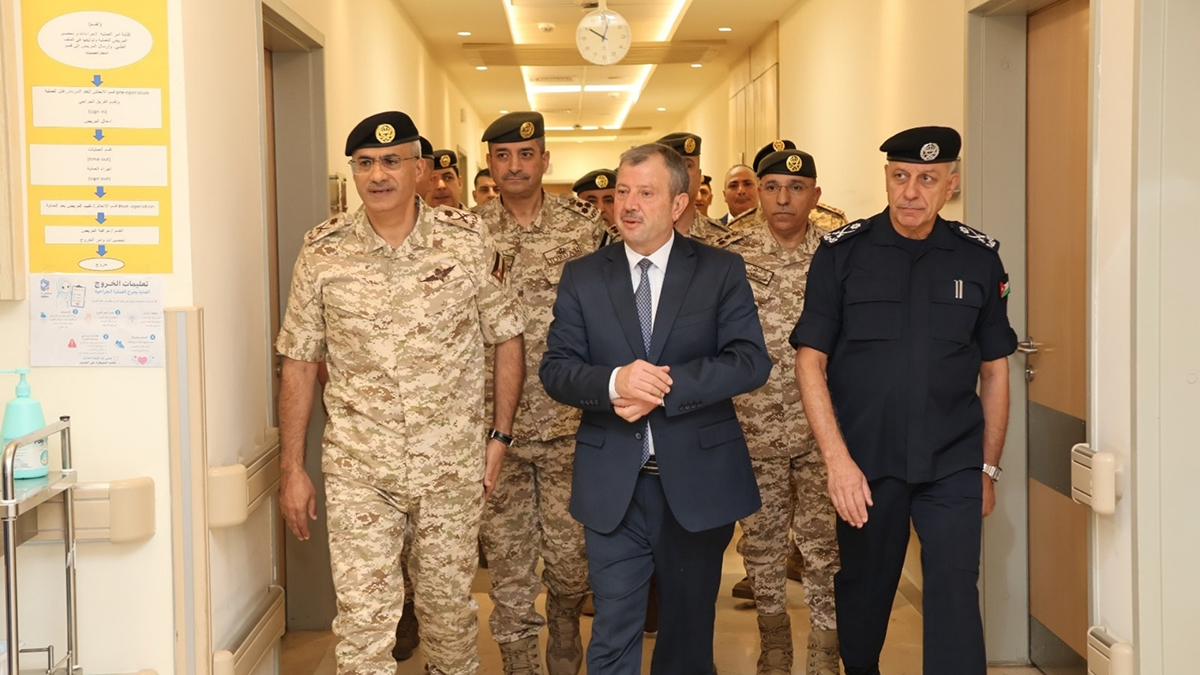 رئيس الجيش ومديري المخابرات والأمن يتفقدوا مصابي حادث حافلة مكلفي خدمة العلم ويعزون أسر المتوفين