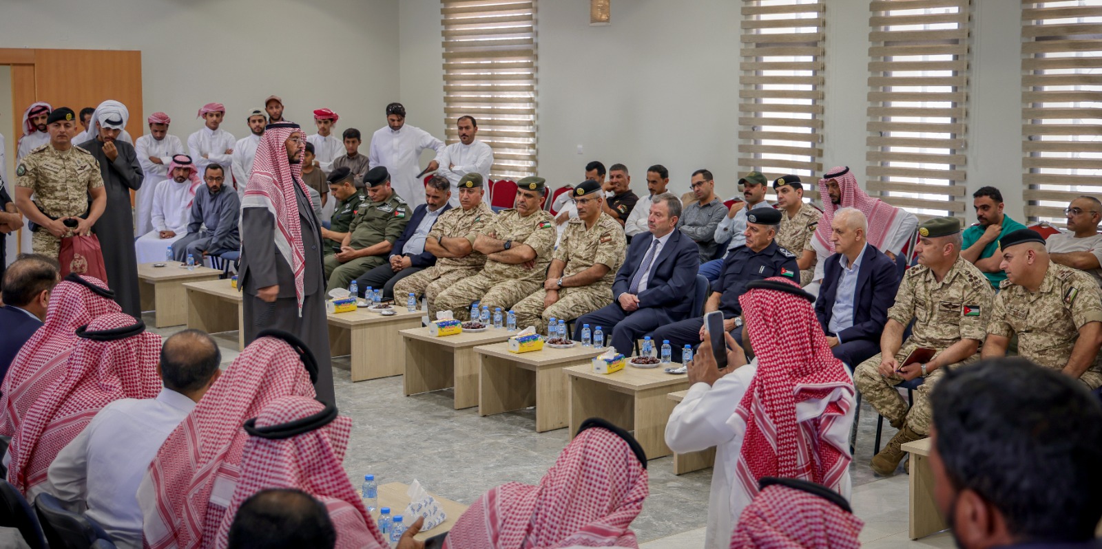 رئيس الجيش ومديري المخابرات والأمن يتفقدوا مصابي حادث حافلة مكلفي خدمة العلم ويعزون أسر المتوفين