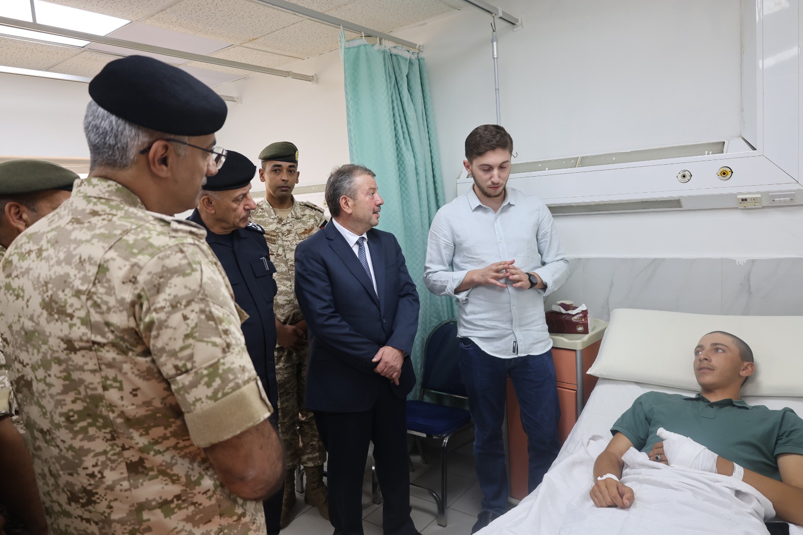 رئيس الجيش ومديري المخابرات والأمن يتفقدوا مصابي حادث حافلة مكلفي خدمة العلم ويعزون أسر المتوفين