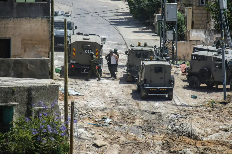 الاحتلال يعتقل 11 فلسطينياً بينهم طفلان خلال اقتحامات بالضفة الغربية
